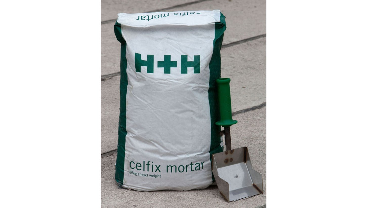 Celfix thin layer mortar with scoop